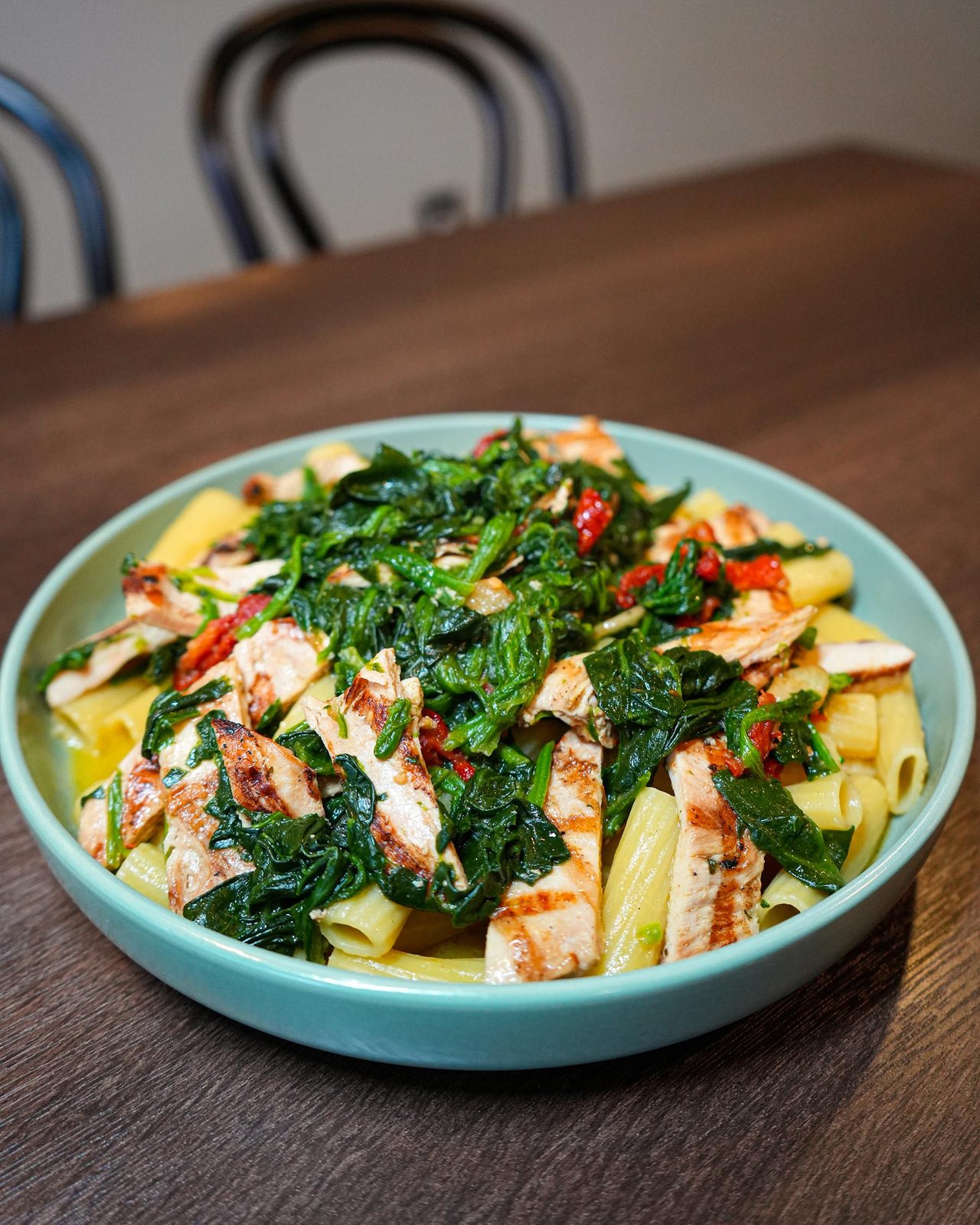 Rigatoni with grilled chicken and spinach